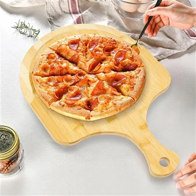 Gamitin ang board na ito ng kawayan ng pizza na may mga hawakan upang gawin a...
